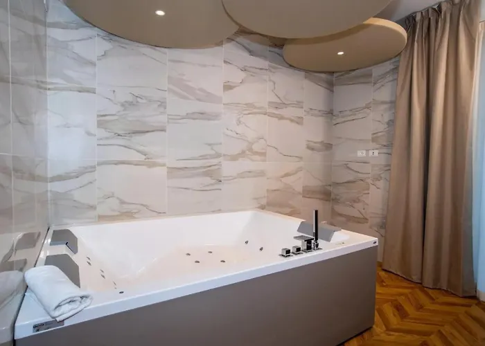 Jacuzzi By Enjoy Garda * 페스키에라델가르다