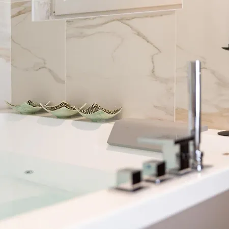 Jacuzzi By Enjoy Garda 公寓